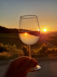 Sonnenuntergang mit Weinglas